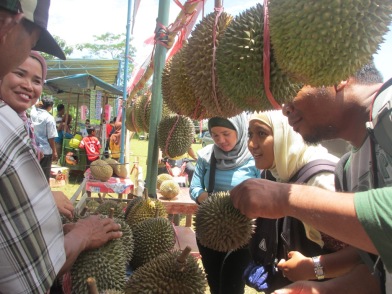 Membeli durian