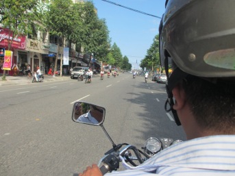 Jalanan Da Nang dan helm Mr Hai