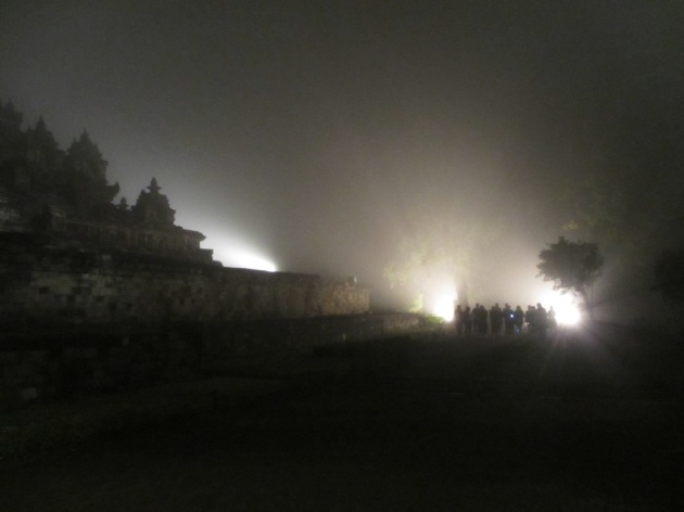 Rombongan Pak Hary berjalan di pelataran utama Candi Borobudur. dilingkupi kabut tebal