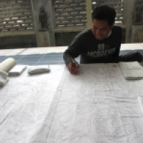 menggambar pola batik
