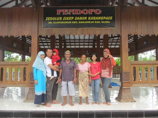 Bersama Mbah Lasiyo dan Mbah Wedhok di Pendopo Sedulur Sikep Samin Karangpace.